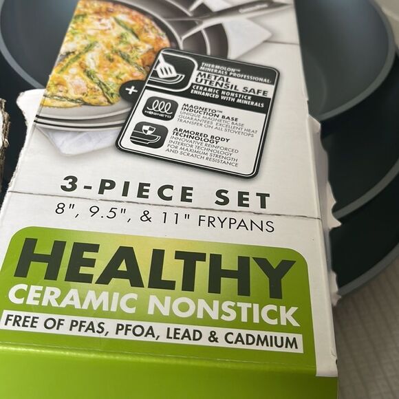 GreenPan
Valencia Pro Ceramic Non-Stick 3-Piece Skillet Set - Picture 4 of 4